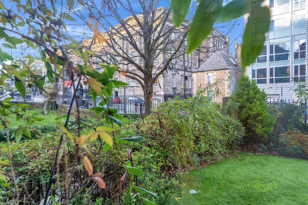 Edinburgh City Centre Aishia/Sakina Apartment Edinburgh